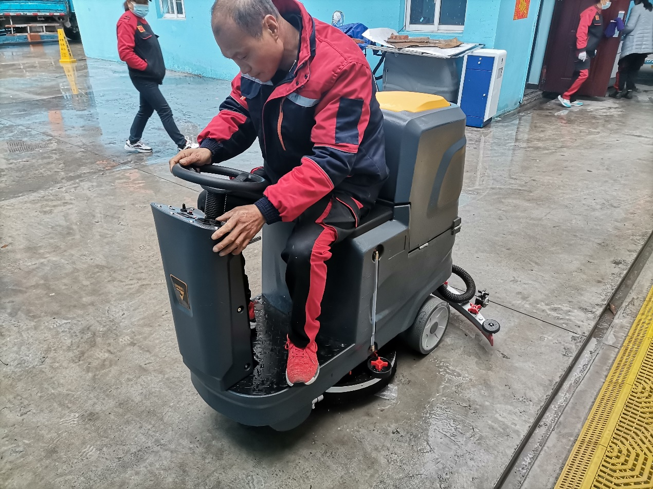 海灣石油采購橙犀K70駕駛式洗地機(jī)